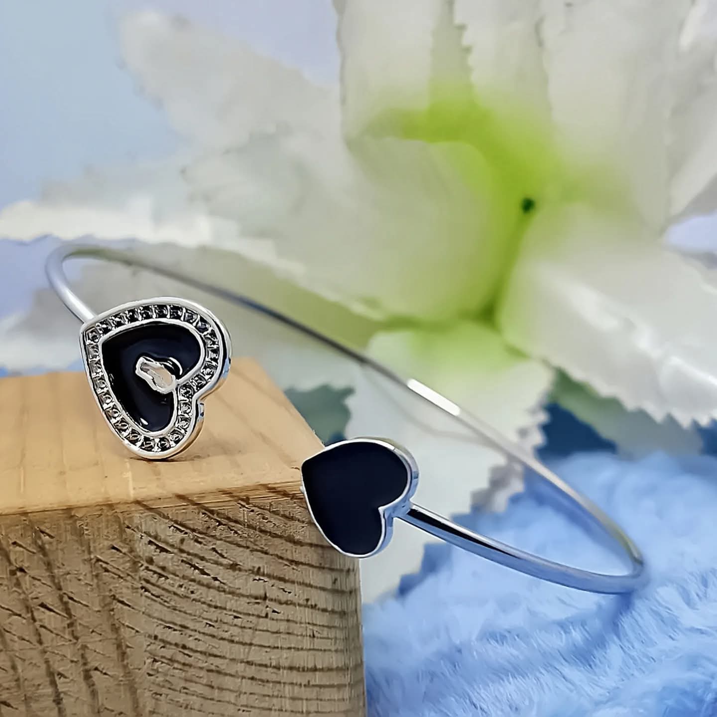 ✨ Elegant Silver Bracelets – Unique Shapes & Modern Design