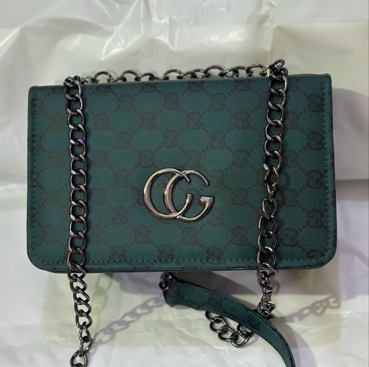 Bolso de Mano Gucci Rojo en Lona – Elegancia y Estilo de Lujo